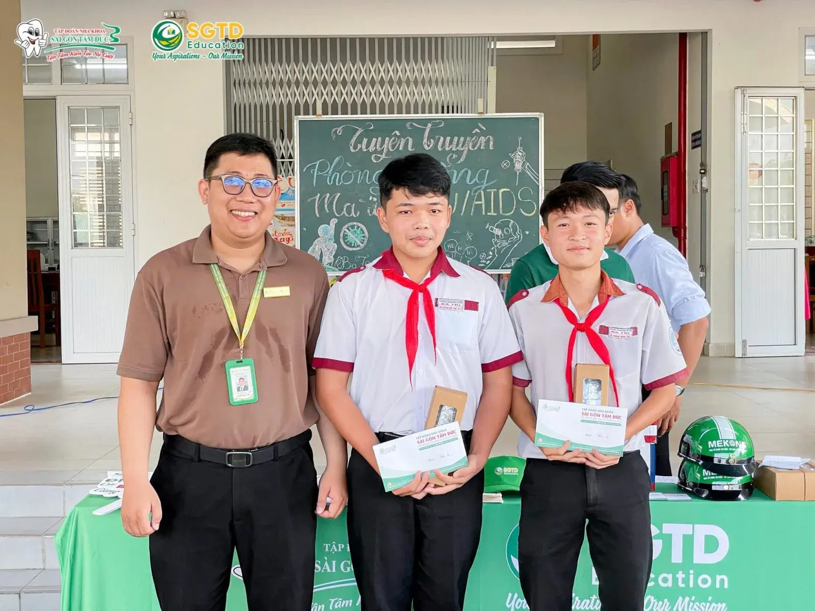 Học sinh nhận quà từ đại diện Sài Gòn Tâm Đức