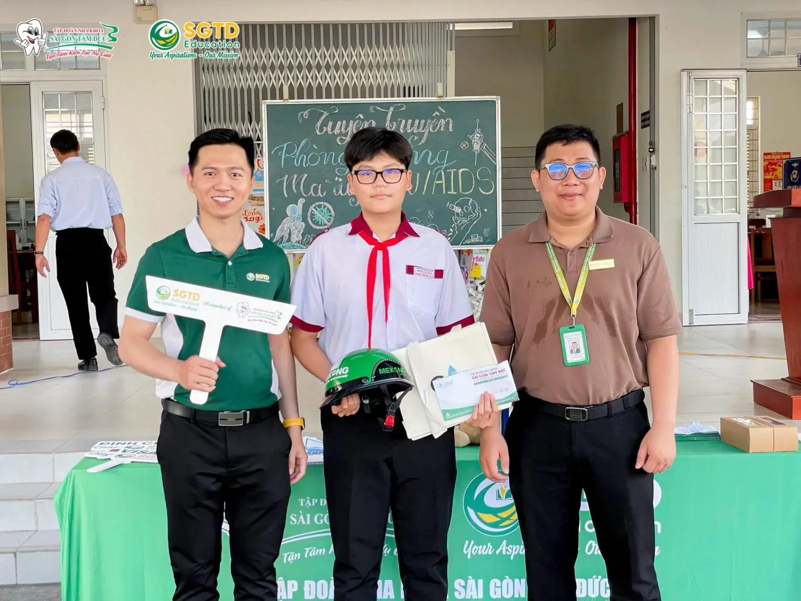 Bàn trao quà với banner SGTD Education & Sài Gòn Tâm Đức