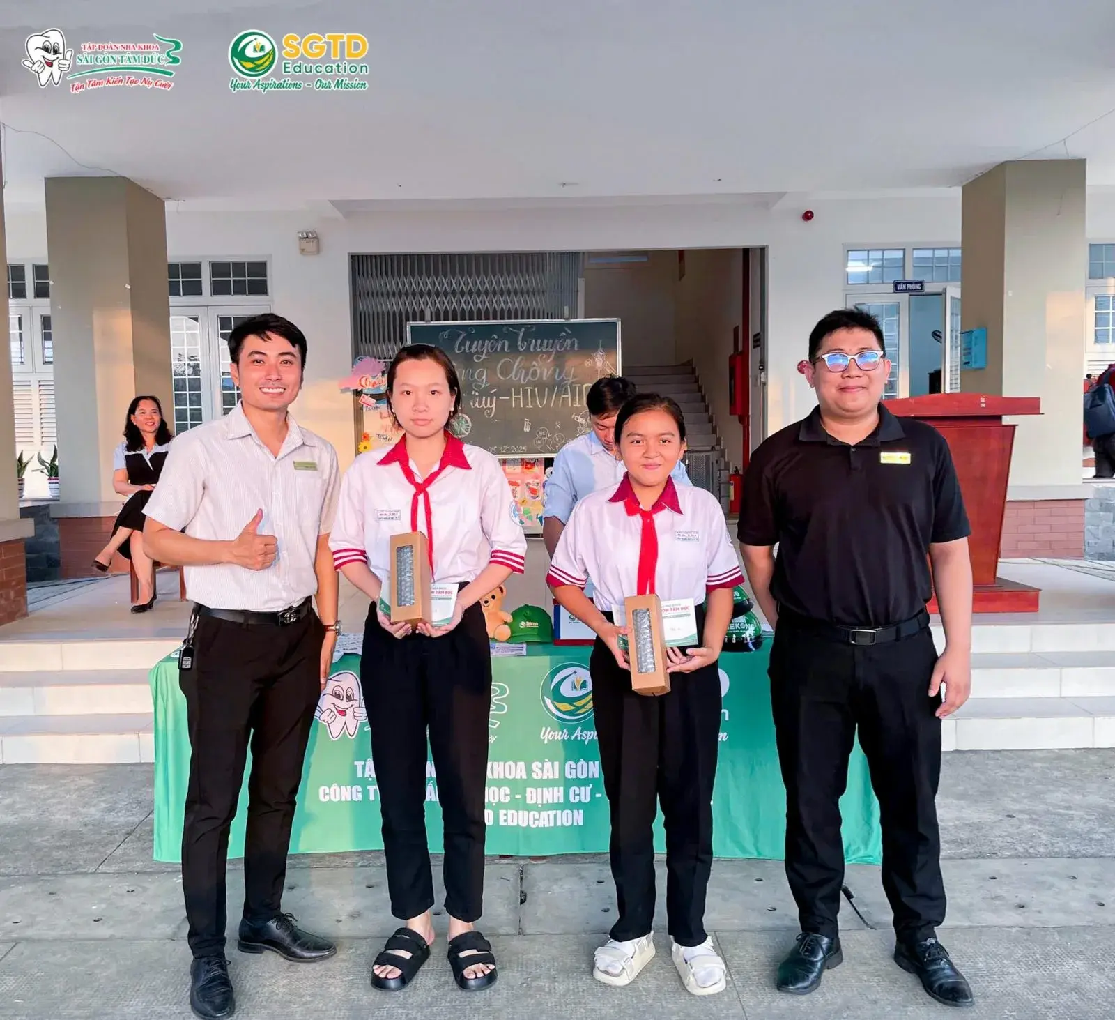 Học sinh nhận phần quà từ đại diện SGTD Education