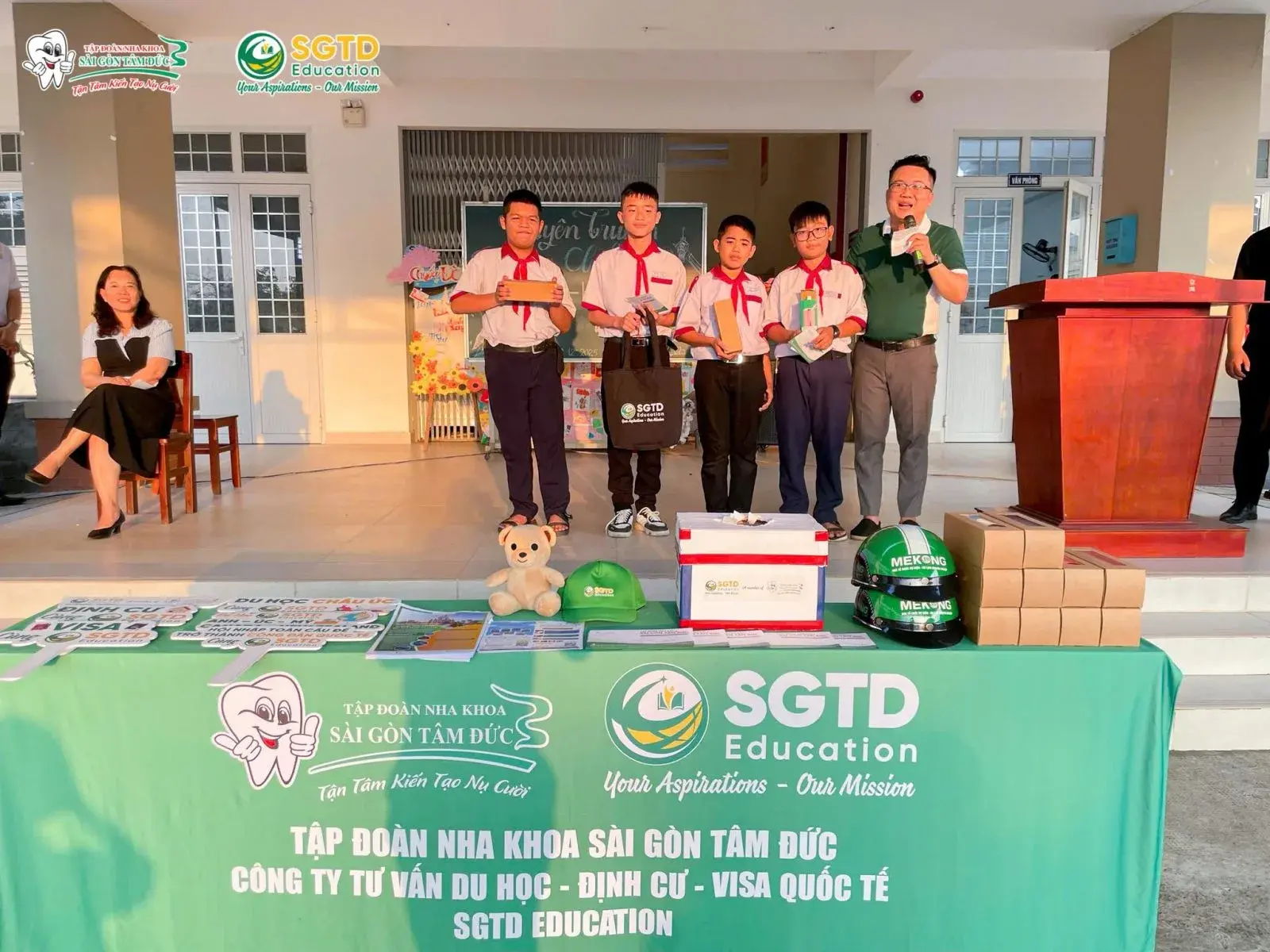 Học sinh và nhân viên SGTD Education chụp ảnh kỷ niệm