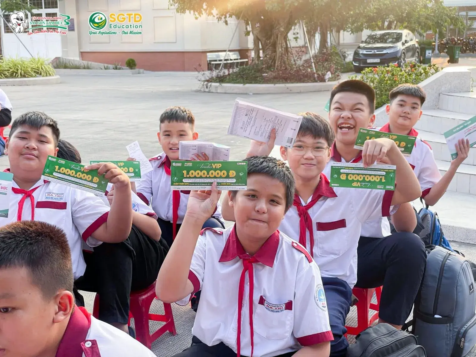 Học sinh nhận nón bảo hiểm từ SGTD Education