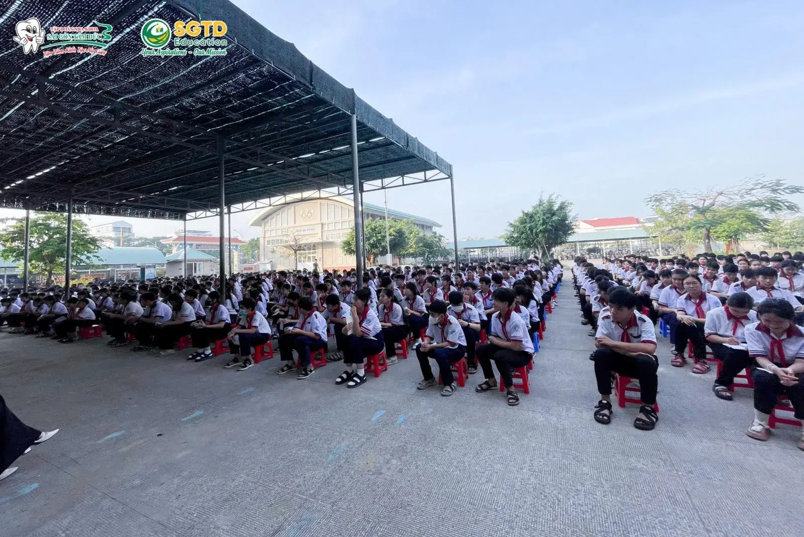 Học sinh nhận quà từ đại diện SGTD Nha khoa