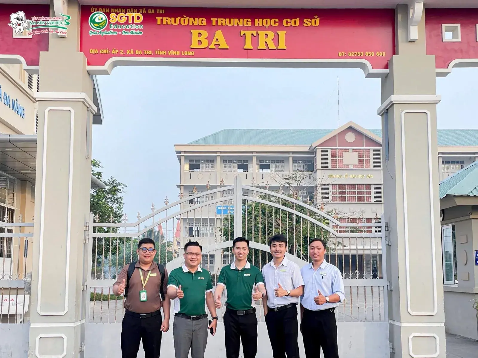 Học sinh nhận quà trong buổi tổng kết