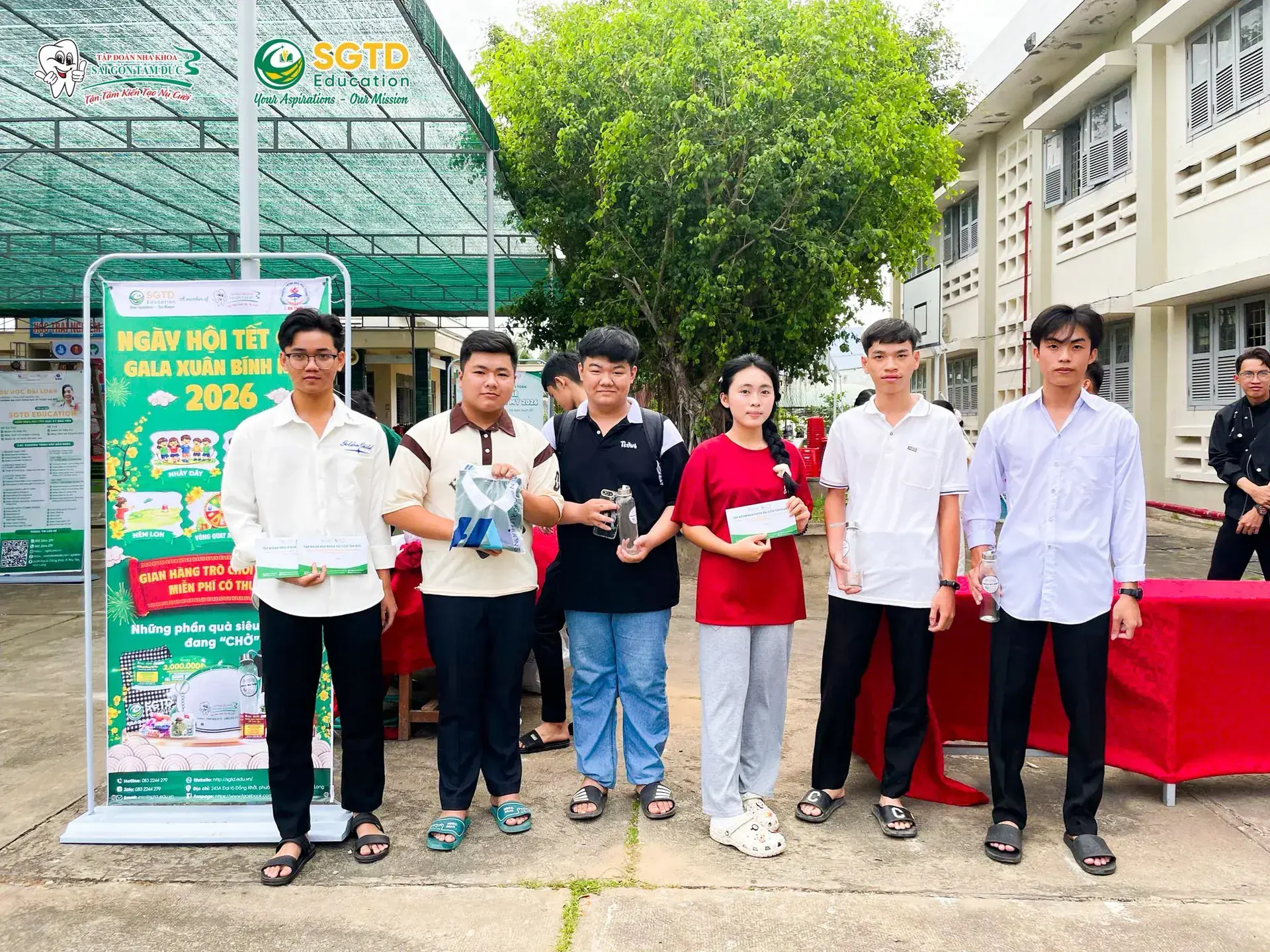 Đại diện SGTD Education trao tặng quà và tài liệu cho học sinh THPT An Thới
