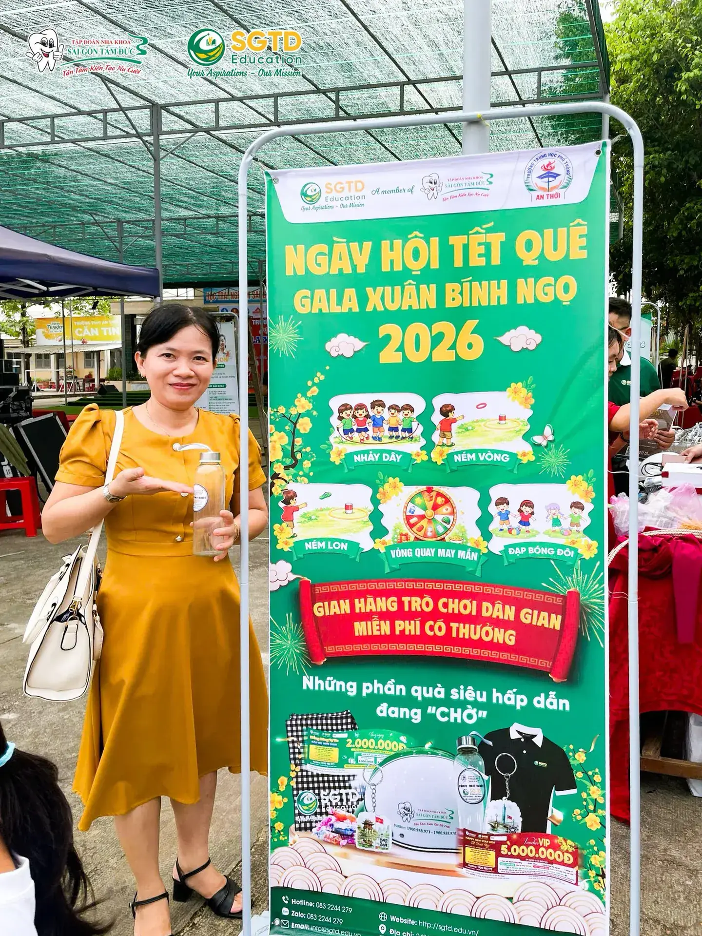 Giáo viên chụp ảnh lưu niệm cùng banner Ngày Hội Tết Quê – Gala Xuân Bính Ngọ 2026