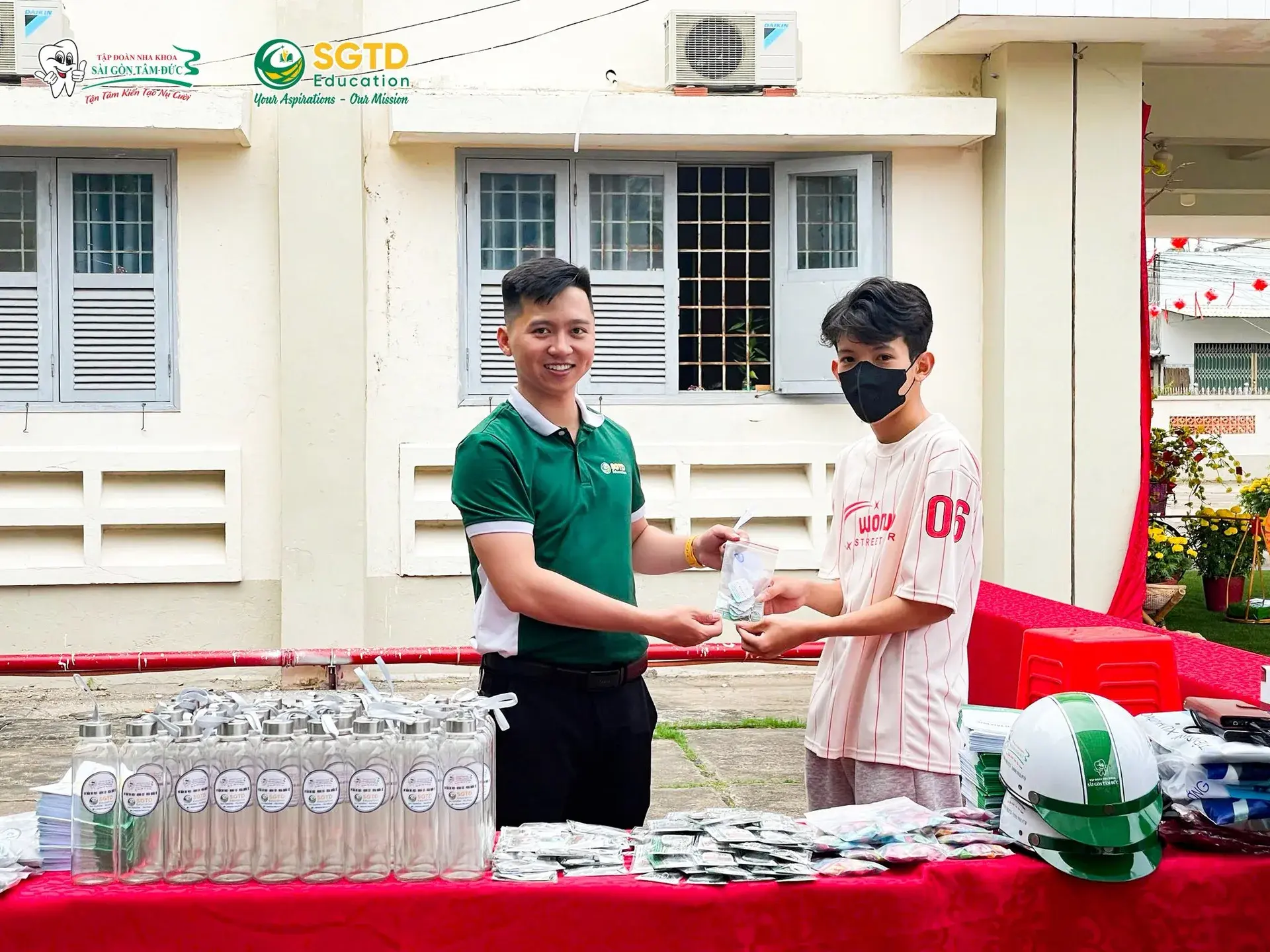 Học sinh khoe phần quà nhận được tại gian hàng SGTD Education