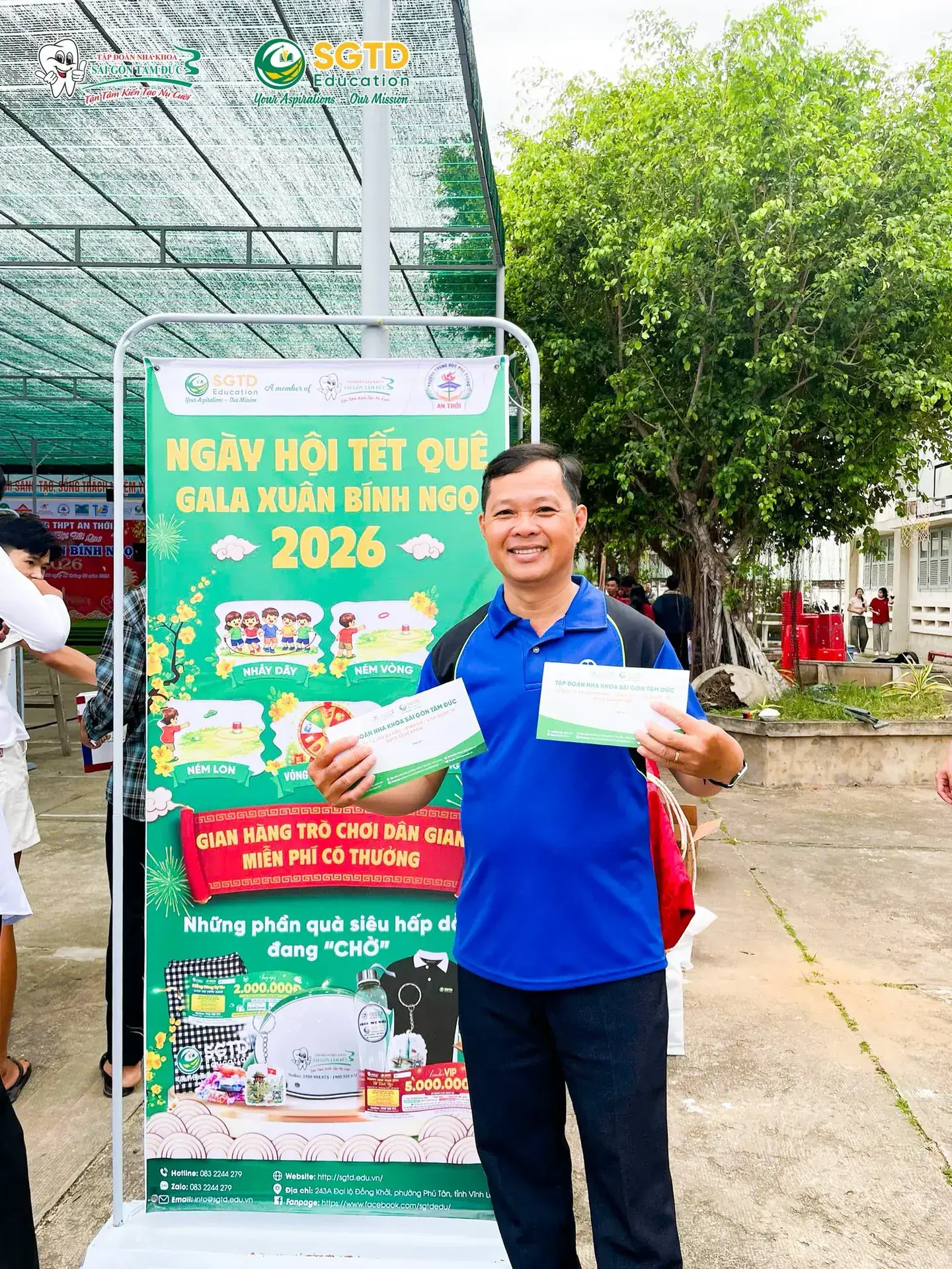Nhóm học sinh nam chụp ảnh kỷ niệm tại sân trường THPT An Thới