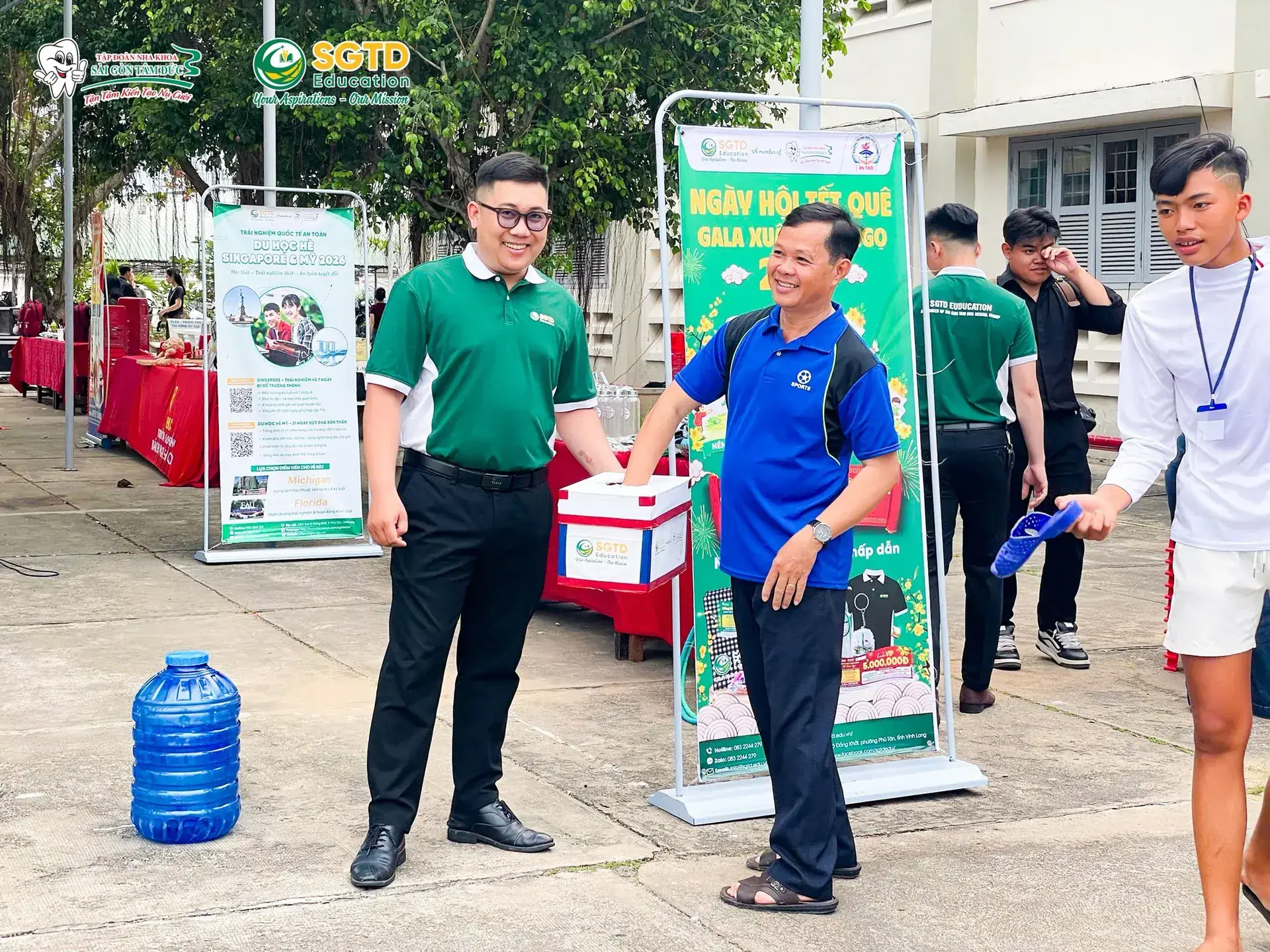 Đội ngũ SGTD Education chụp ảnh nhóm sau chương trình Gala Xuân Bính Ngọ 2026