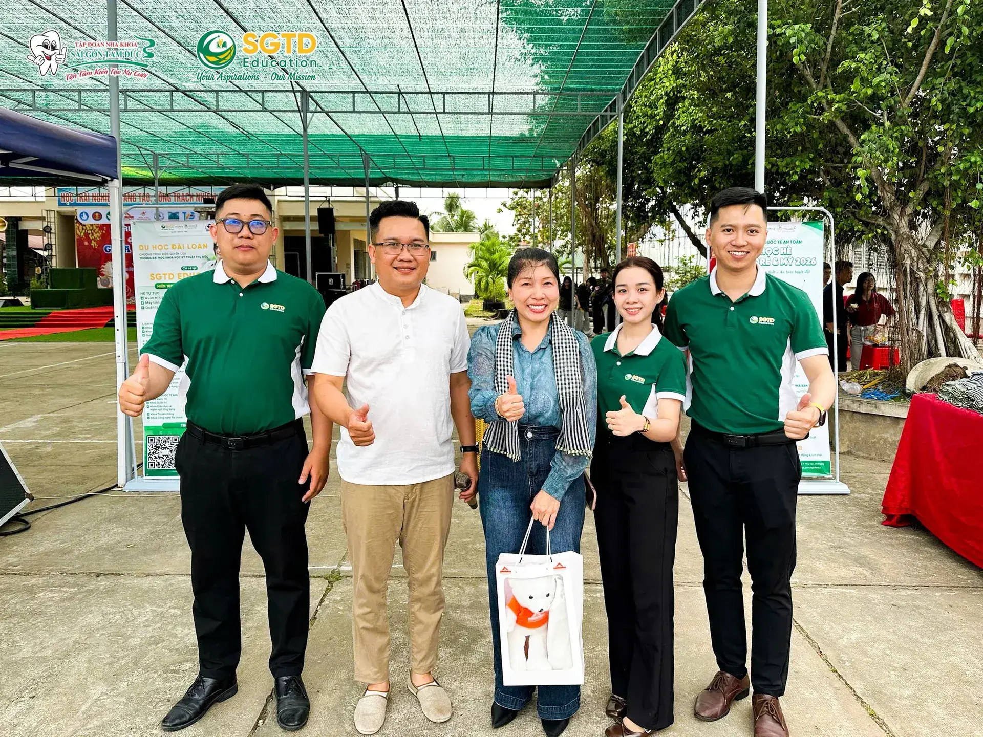 Học sinh mặc trang phục dân gian tham gia các trò chơi tại gian hàng SGTD Education