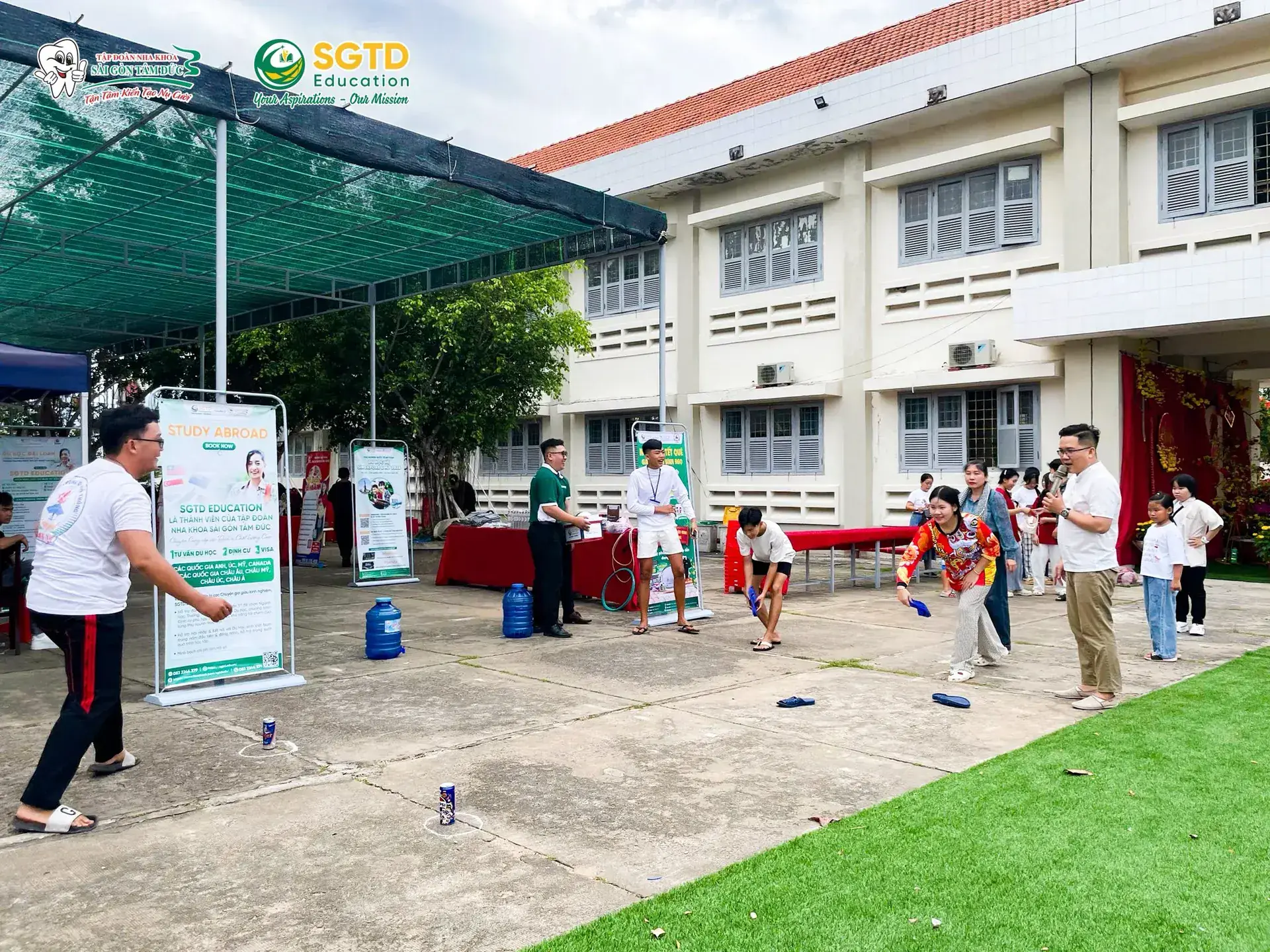Múa lân rộn ràng trước cổng Trường THPT An Thới chào mừng Gala Xuân Bính Ngọ 2026