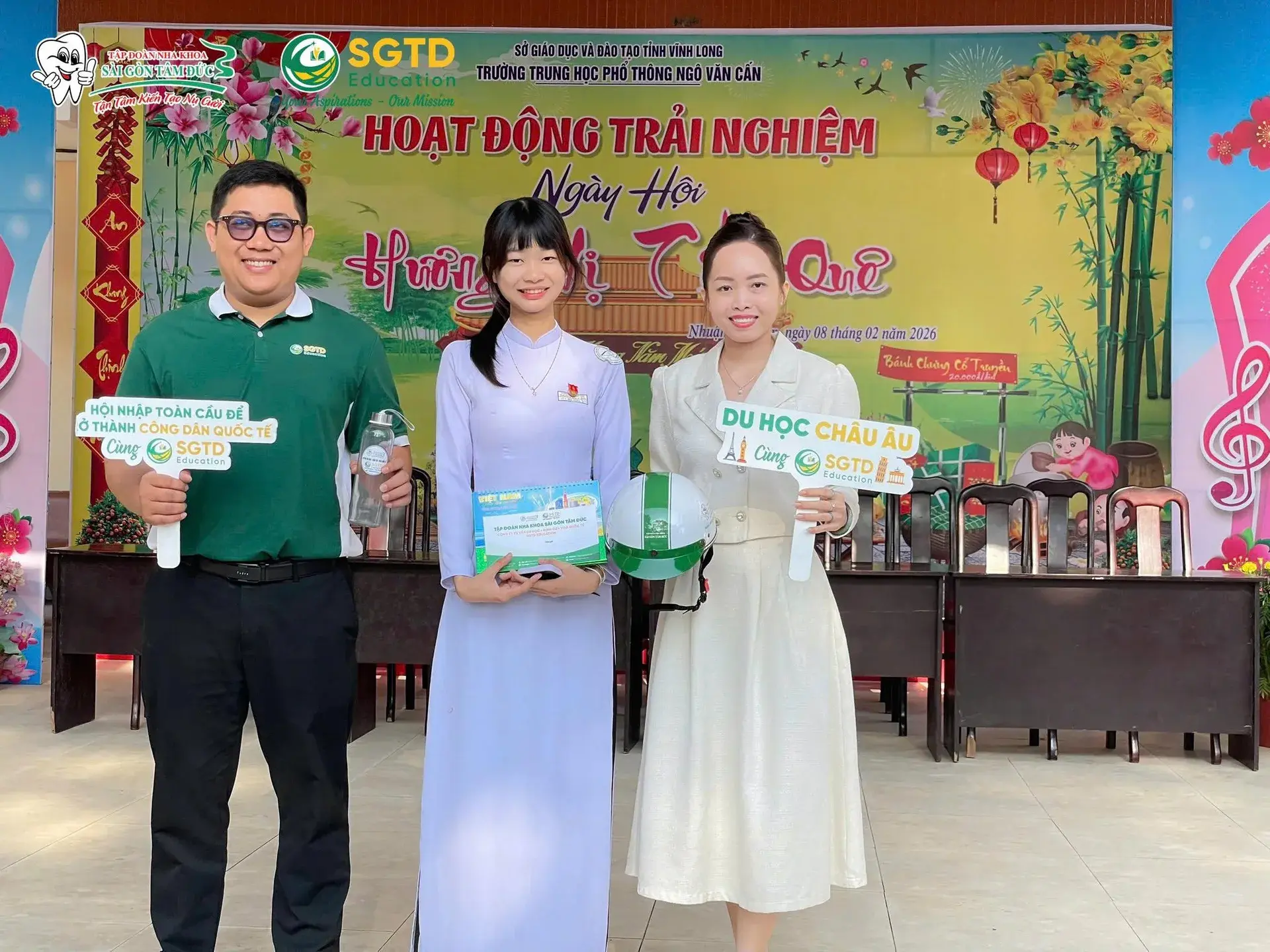 Đại diện SGTD Education chụp ảnh cùng học sinh nhận giải thưởng