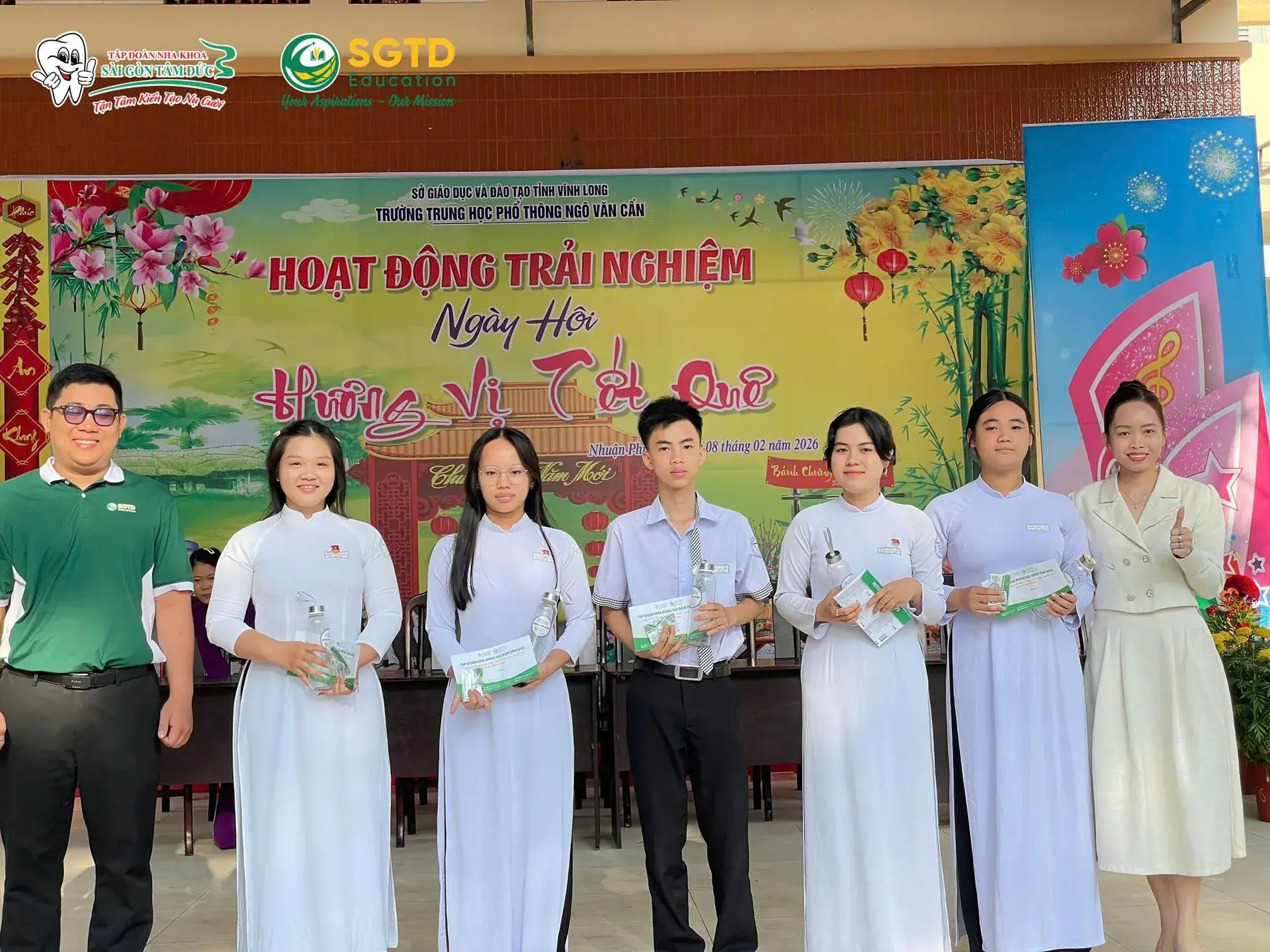 Nhóm học sinh nhận phần quà từ SGTD Education