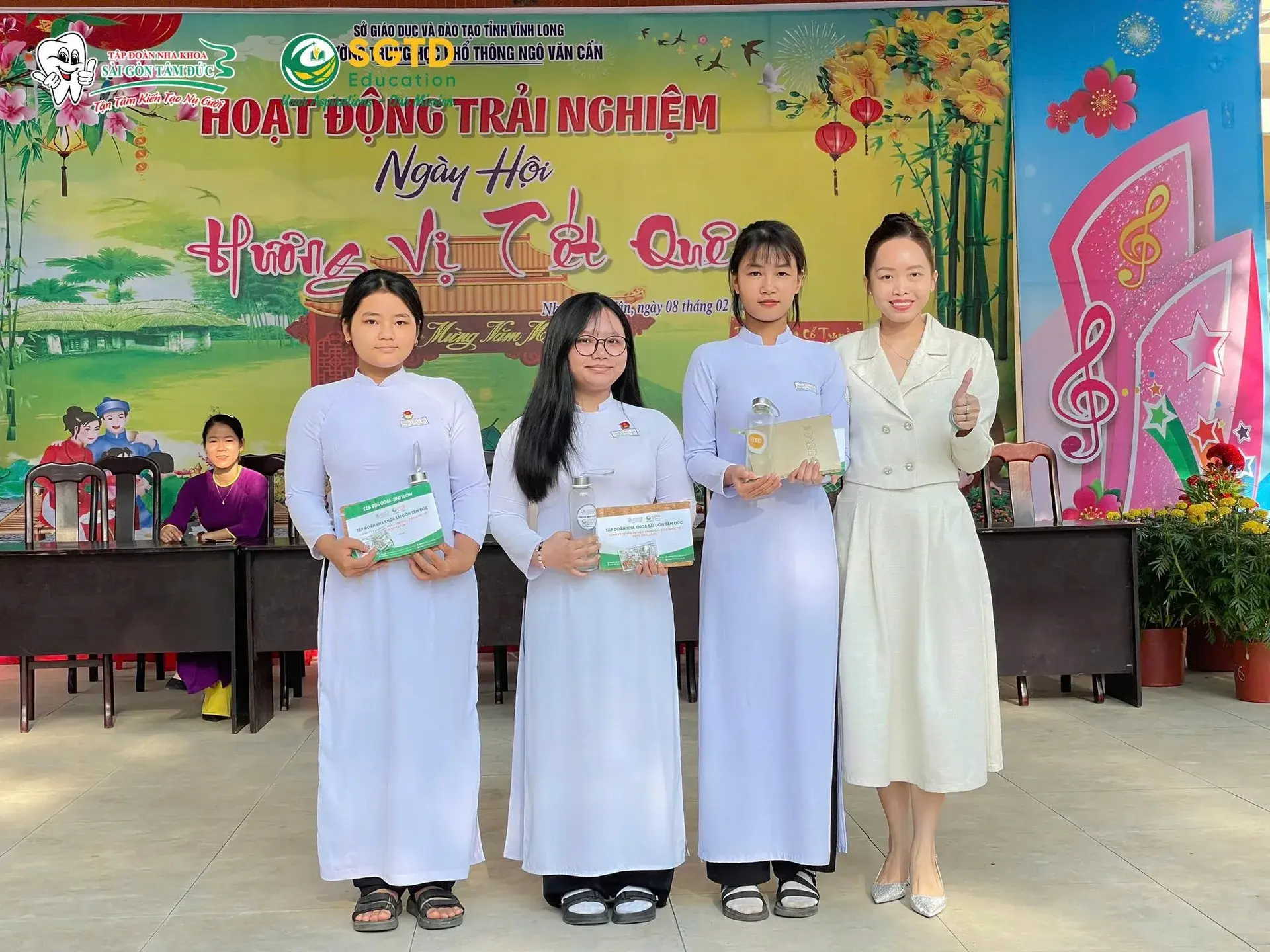 Học sinh nhận quà từ đại diện SGTD Education