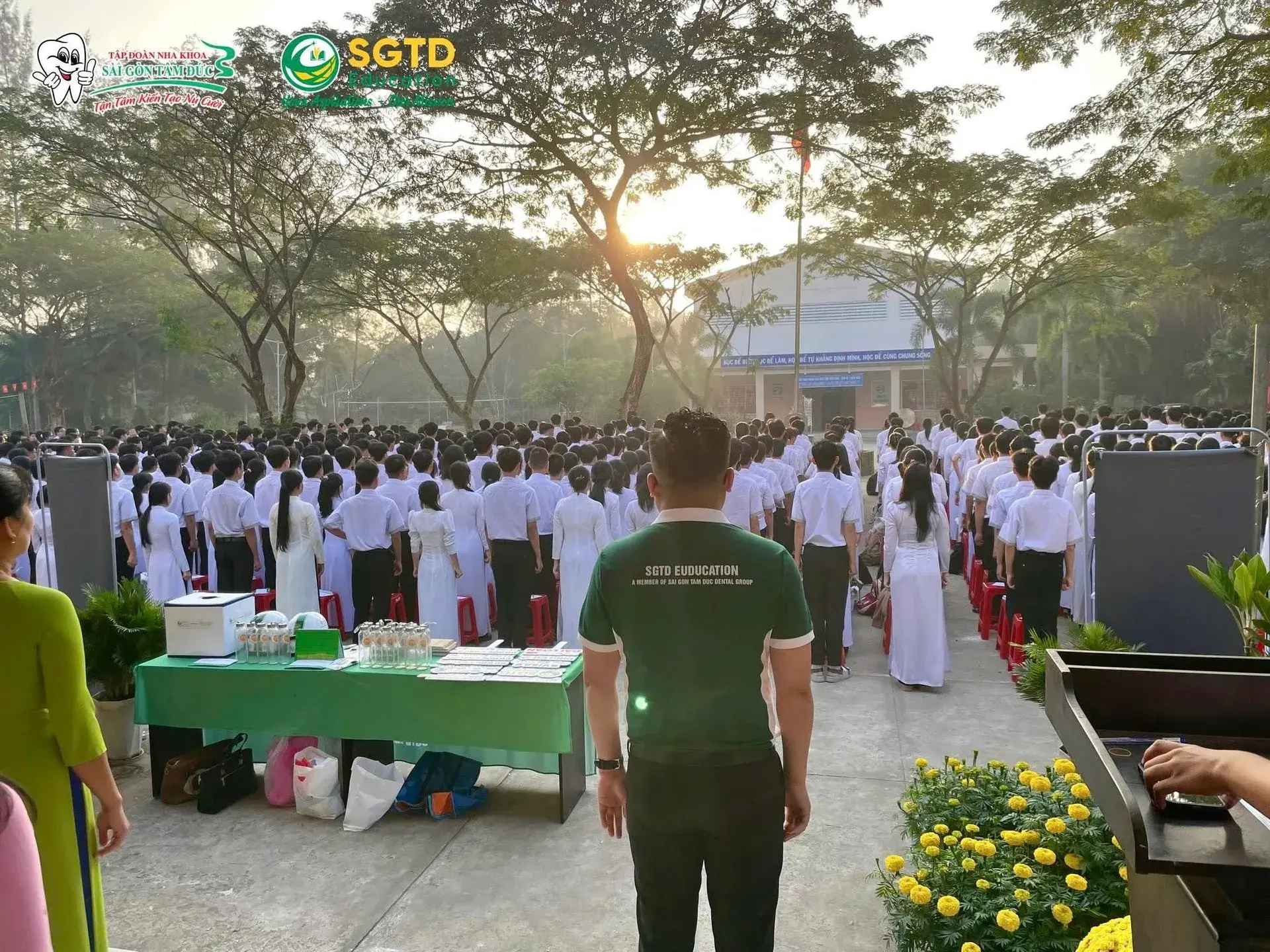 Học sinh chụp ảnh lưu niệm cùng biển hiệu Du học SGTD Education