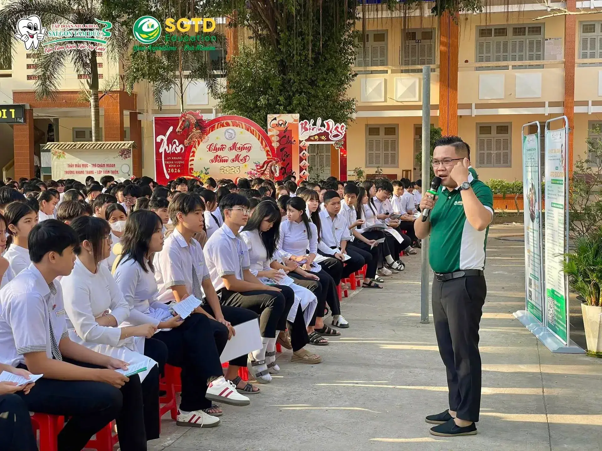 Toàn cảnh sân trường THPT Ngô Văn Cấn trong buổi lễ chào cờ đầu năm mới