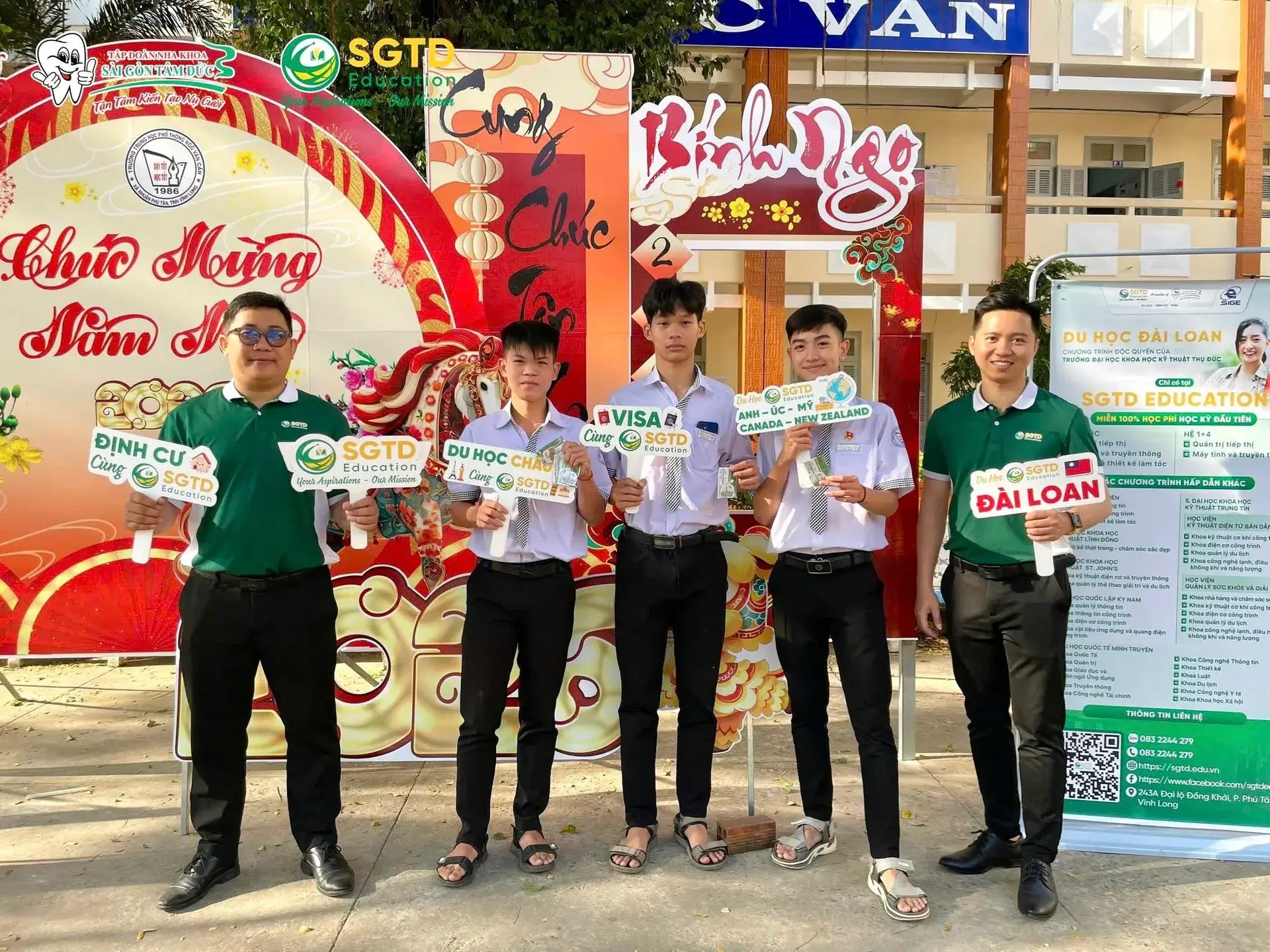 Đại diện SGTD Education chia sẻ thông tin du học với học sinh THPT Ngô Văn Cấn