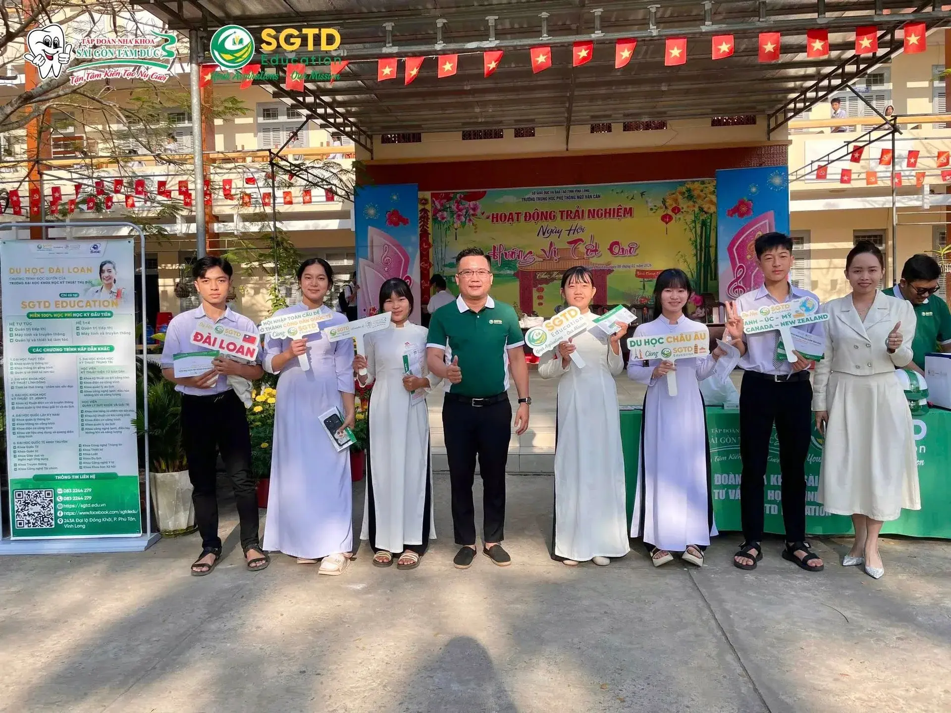 Học sinh và đội ngũ tư vấn SGTD Education chụp ảnh nhóm