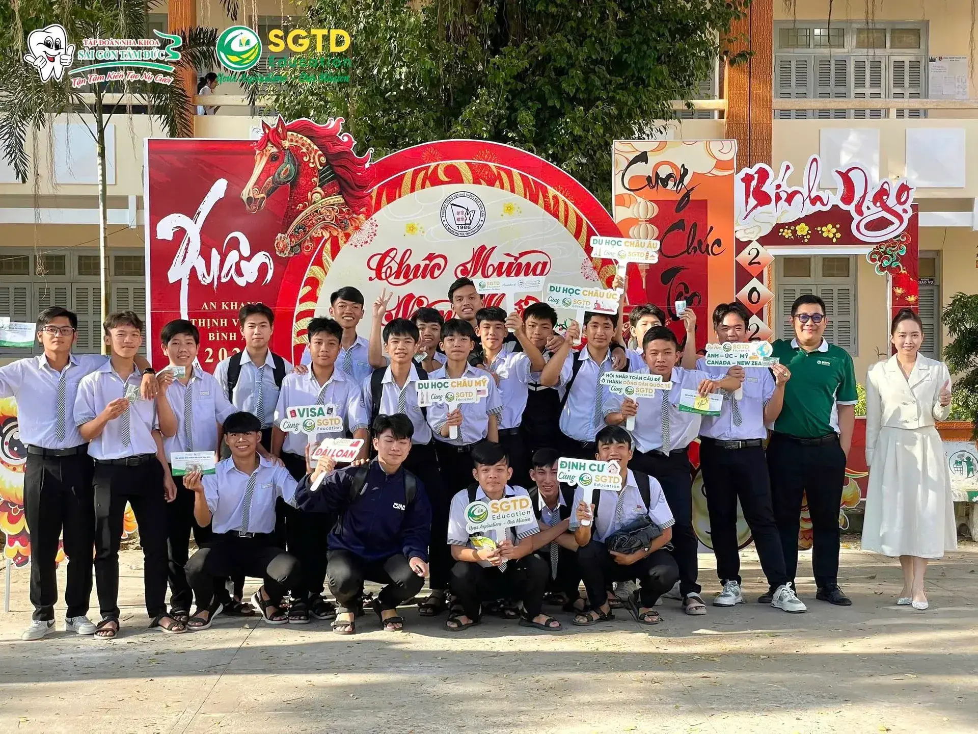 Học sinh chụp ảnh với biển hiệu Đài Loan, Du học Châu Mỹ, Định cư SGTD Education