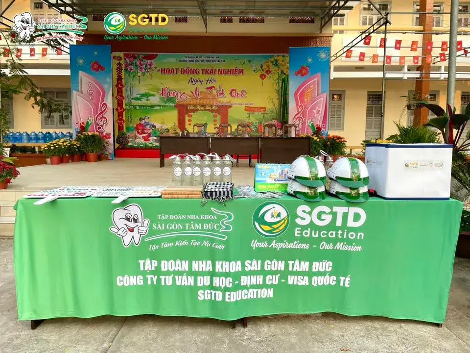 Học sinh nhóm lớp chụp ảnh kỷ niệm với đội ngũ SGTD Education