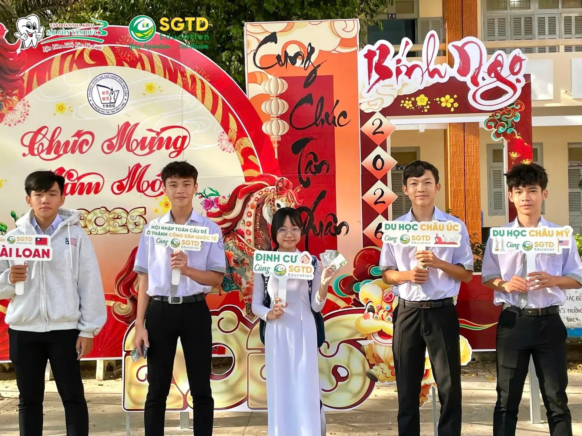 Đội ngũ SGTD Education phát tài liệu và tư vấn cho học sinh