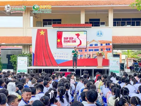 Buổi chào cờ đầu tuần tại Trường Phổ thông Hermann Gmeiner