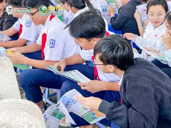 Học sinh đọc tài liệu giới thiệu chương trình du học