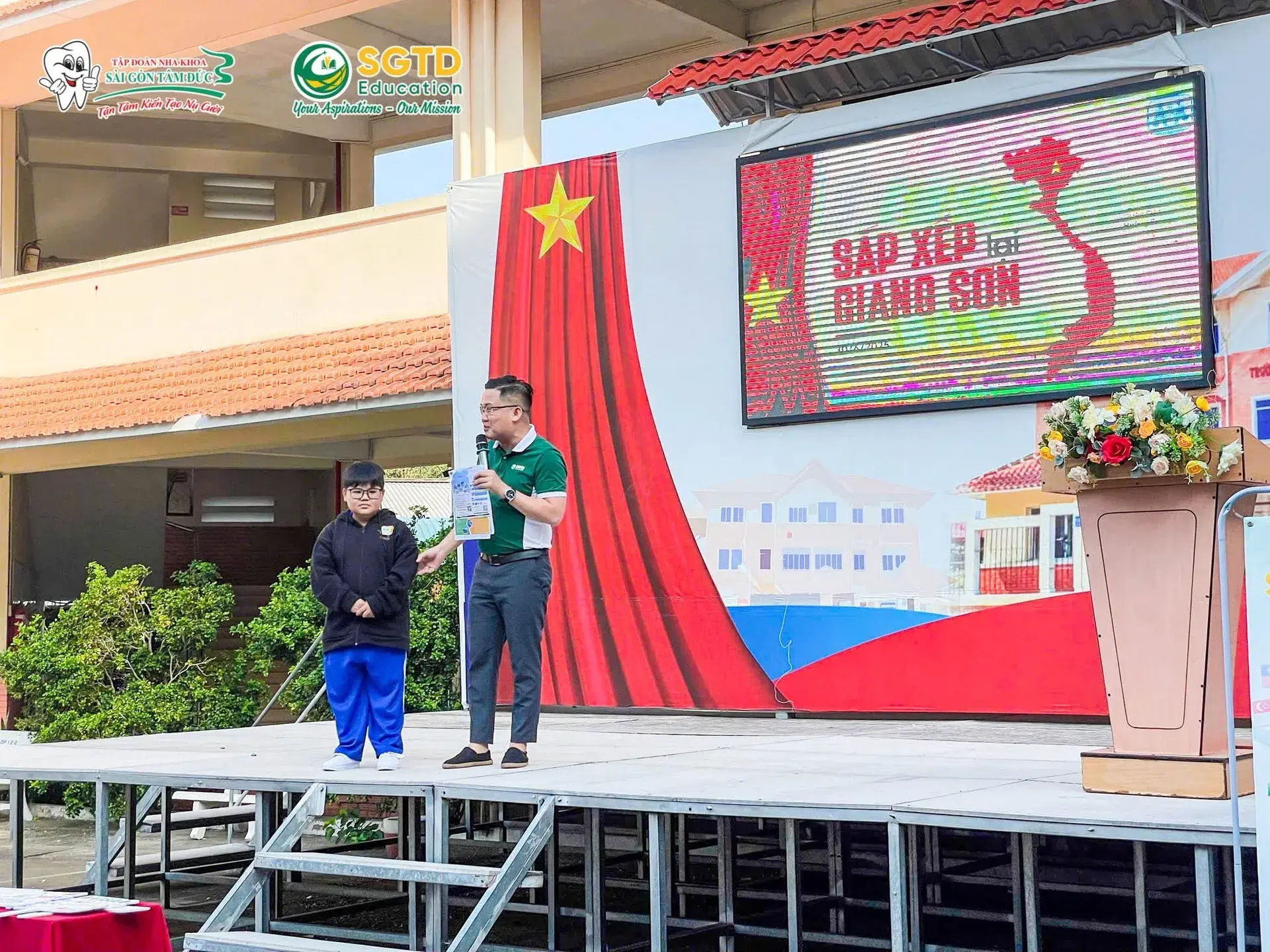 Học sinh chăm chú theo dõi nội dung