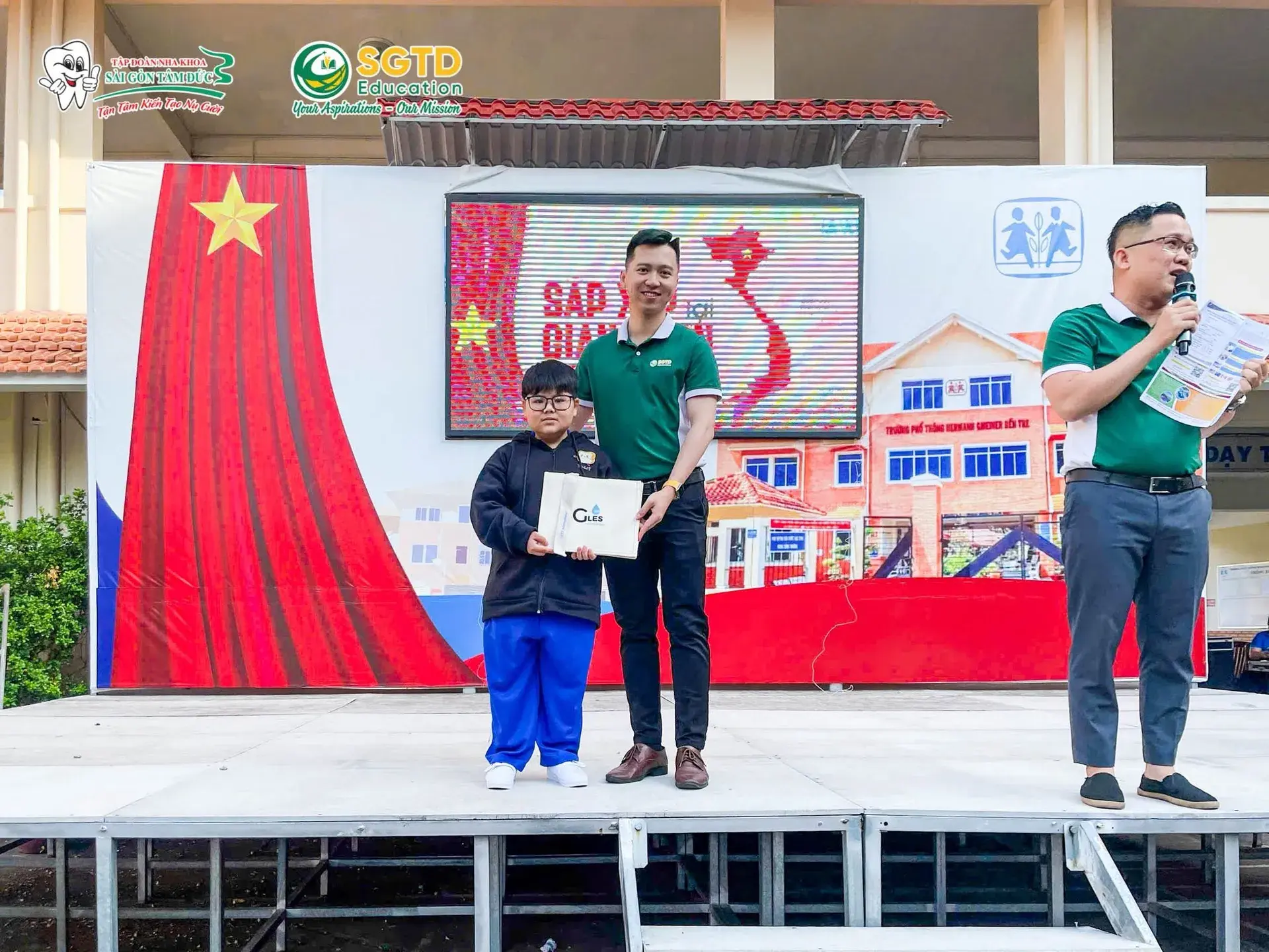Không khí trang nghiêm của buổi chào cờ