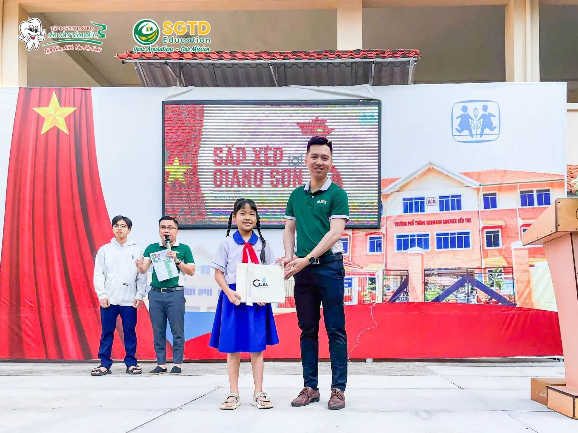Thầy cô nhà trường theo dõi chương trình
