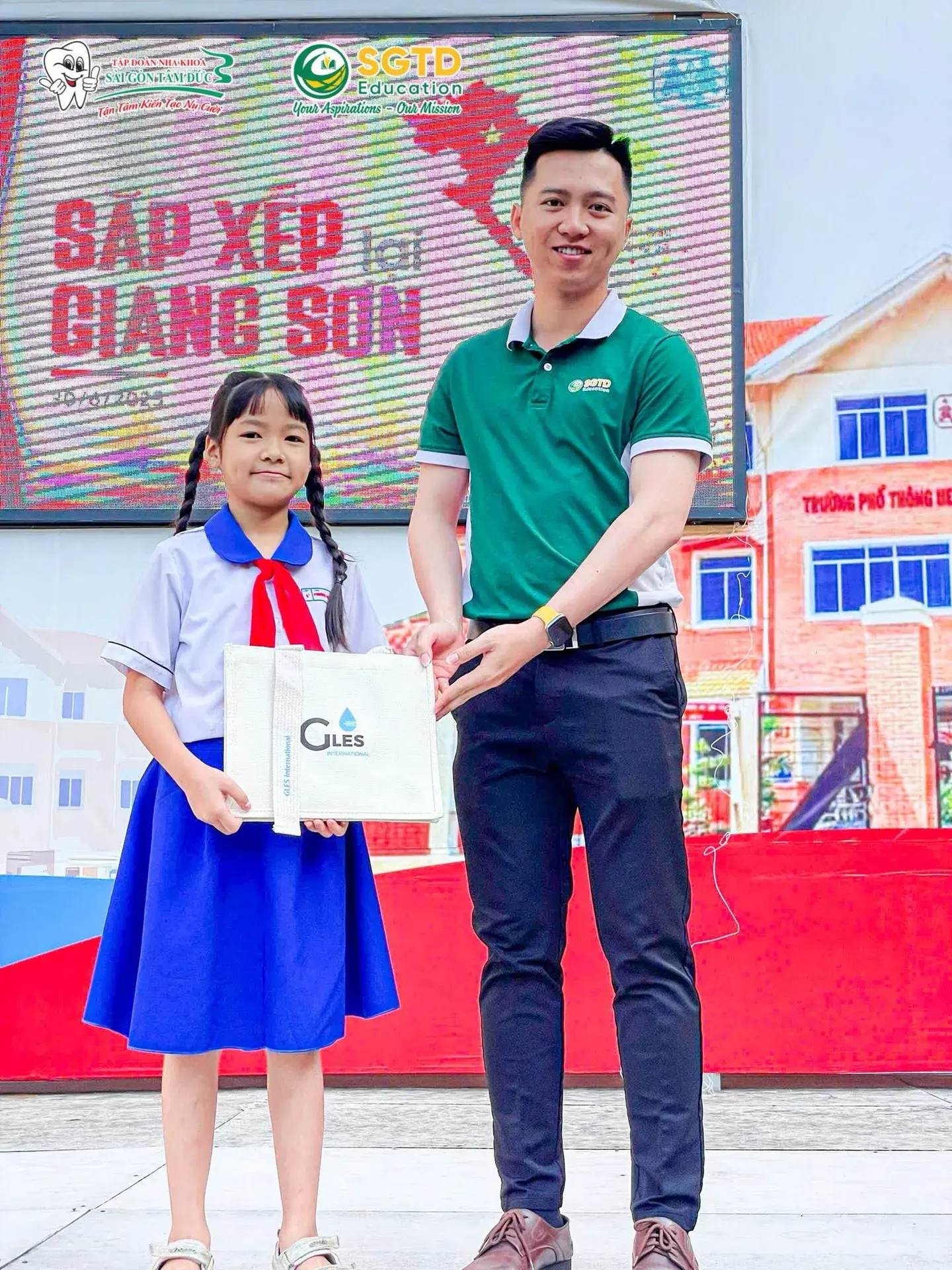 Buổi chào cờ đầu tuần tại Trường Phổ thông Hermann Gmeiner