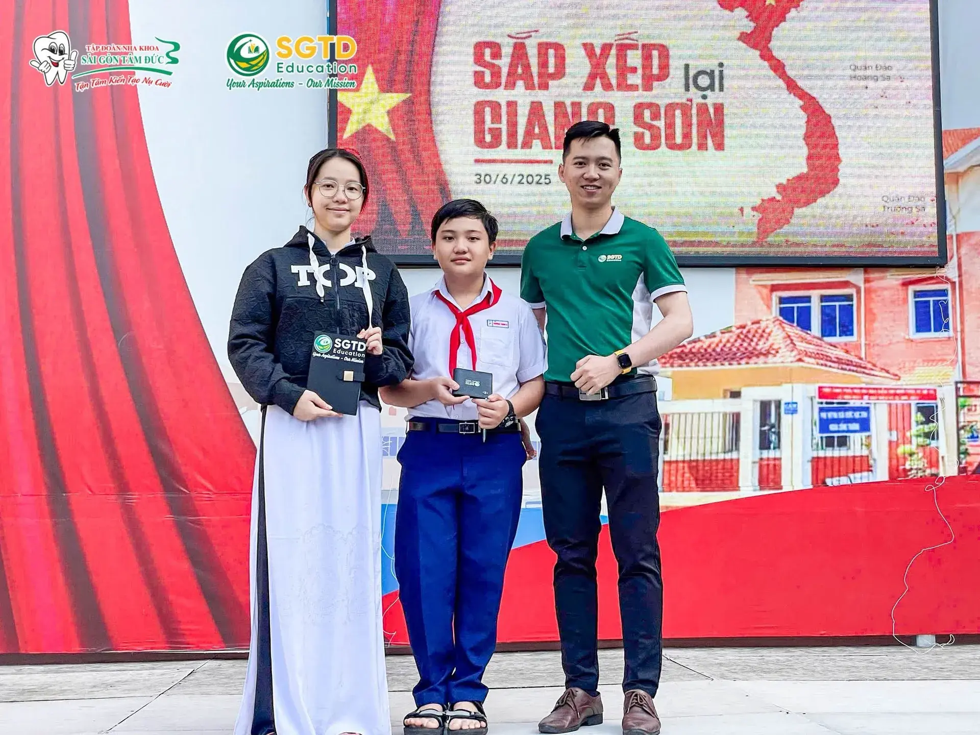 Hàng trăm học sinh ba cấp cùng dự buổi lễ