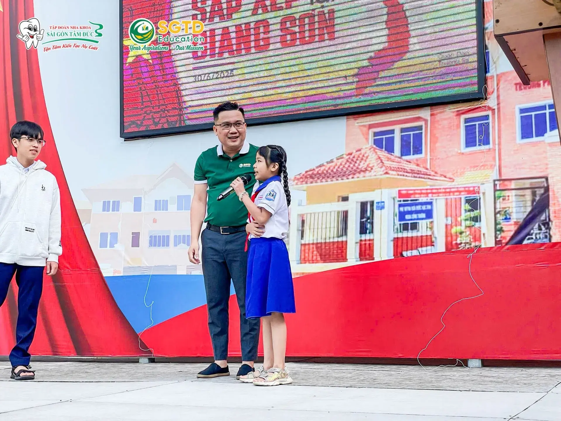 Học sinh đọc tài liệu giới thiệu chương trình du học