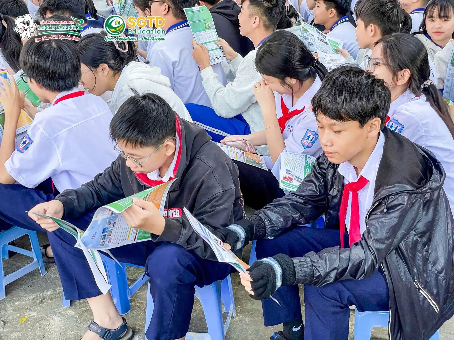 Học sinh chăm chú theo dõi nội dung