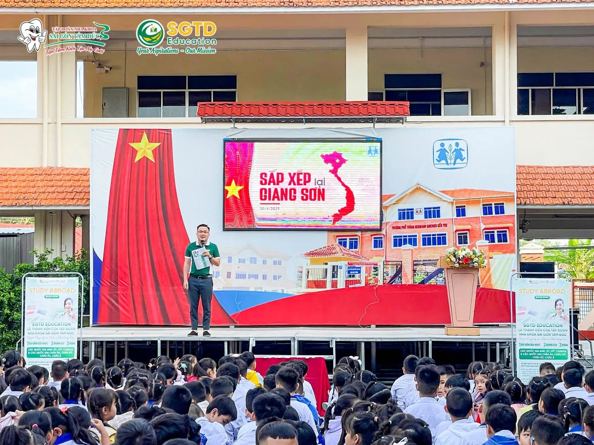 Không khí trang nghiêm của buổi chào cờ