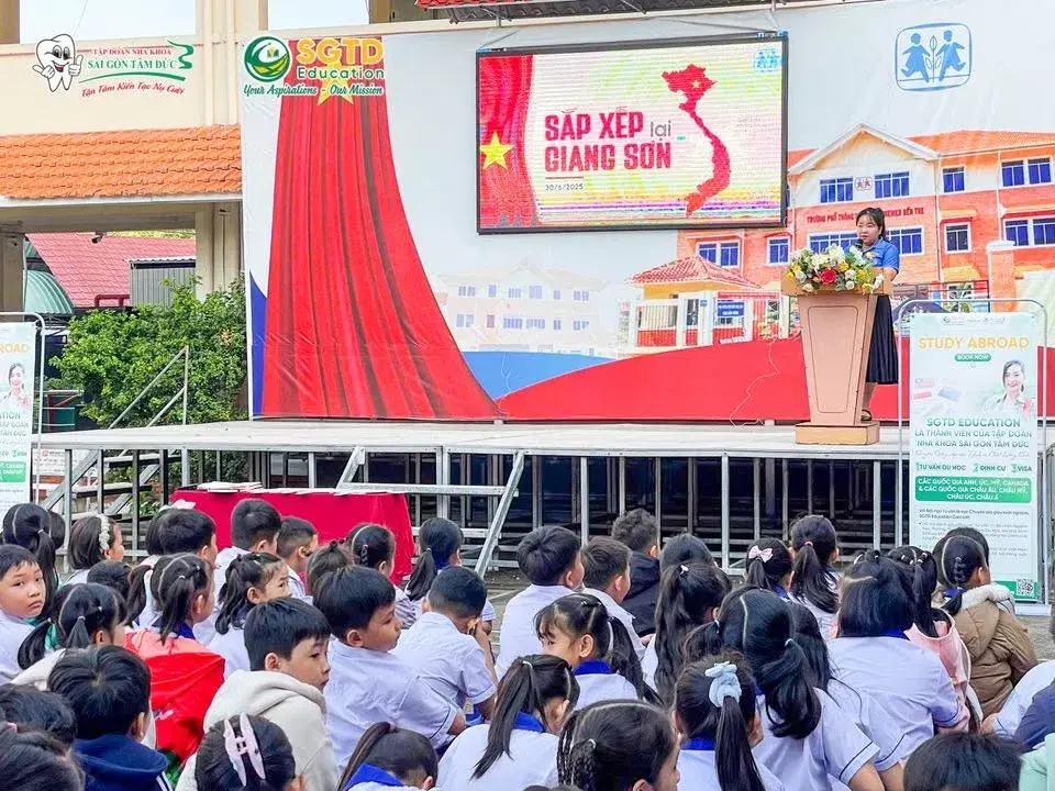 Thầy cô nhà trường theo dõi chương trình