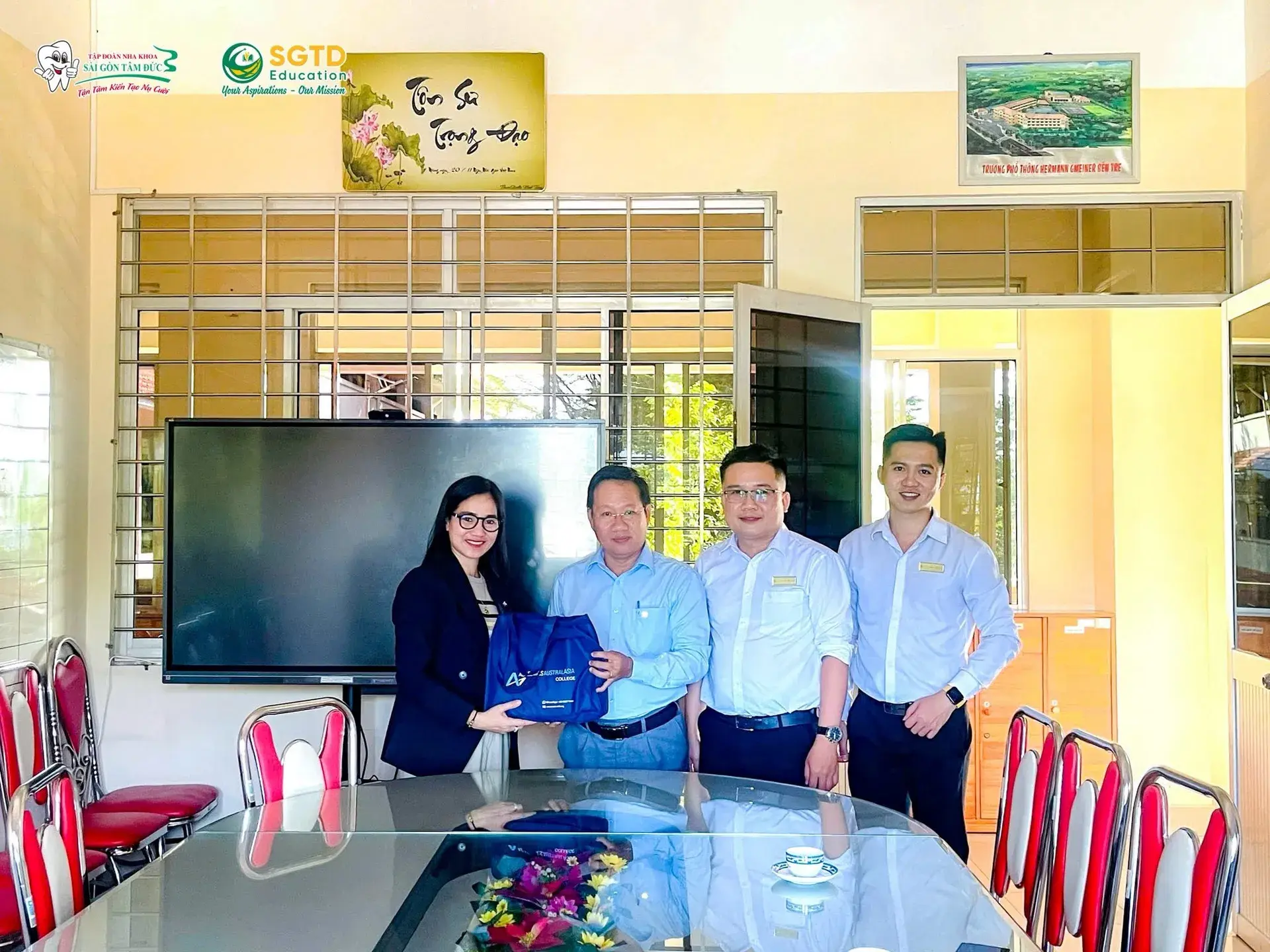 Đại diện AAC giới thiệu chương trình học và học bổng đến nhà trường