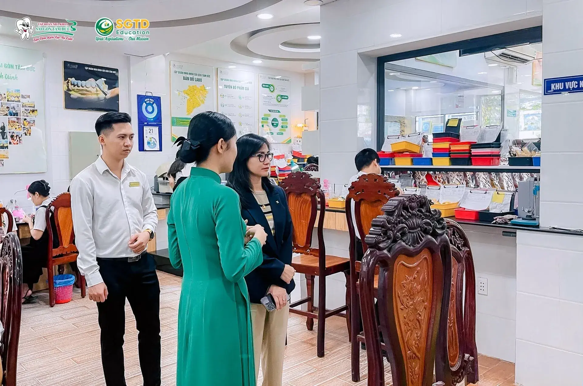 Đại diện AAC tham quan khu vực labo trong hệ thống của tập đoàn