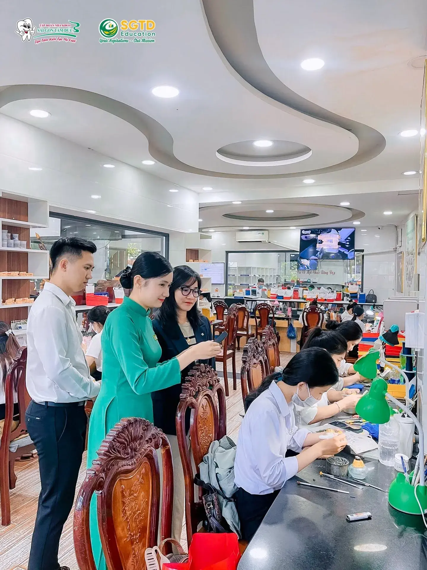 Đoàn khách quan sát các bộ phận vận hành trong hệ thống