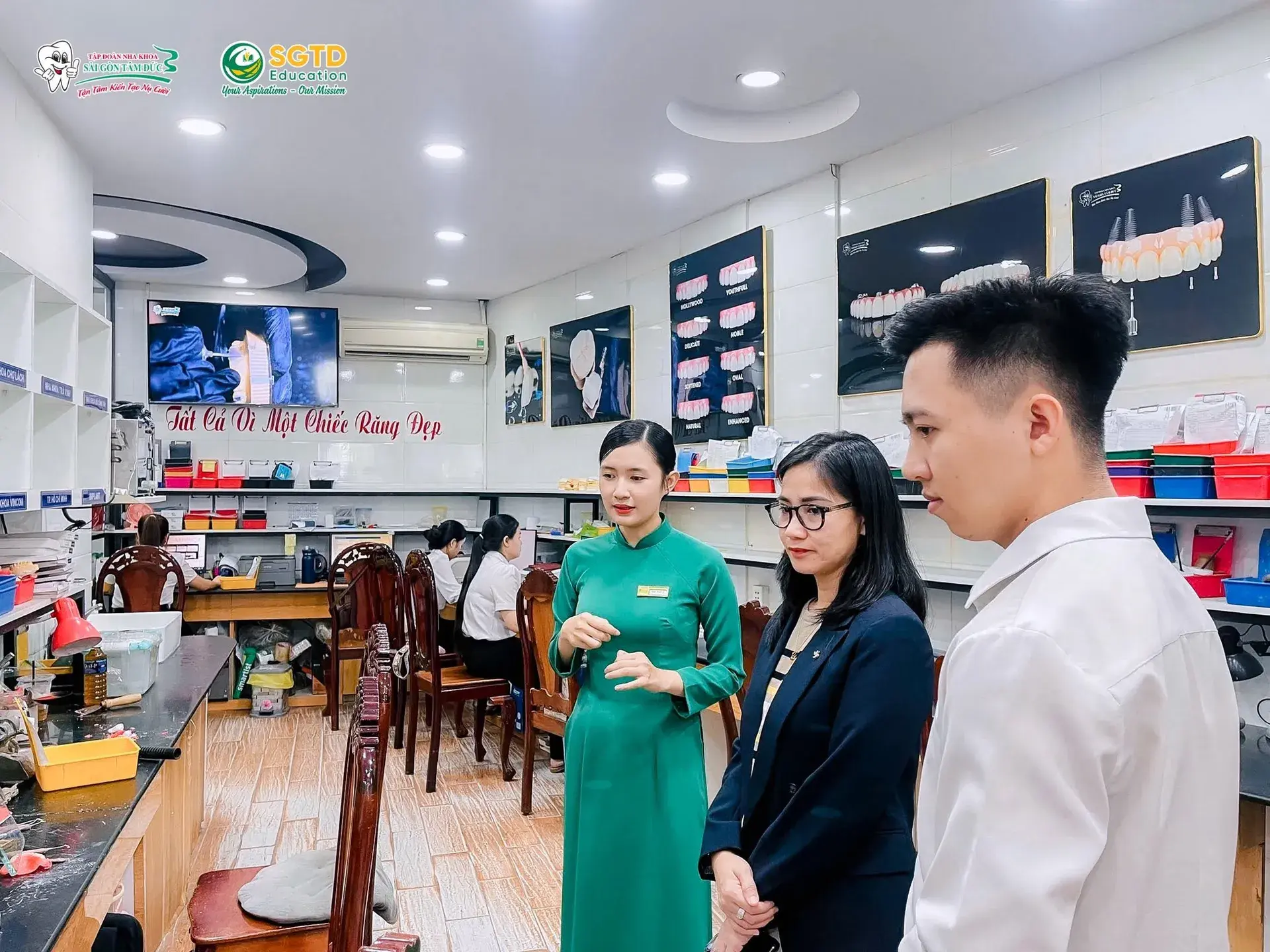 Đại diện AAC tham quan khu vực kỹ thuật của hệ thống