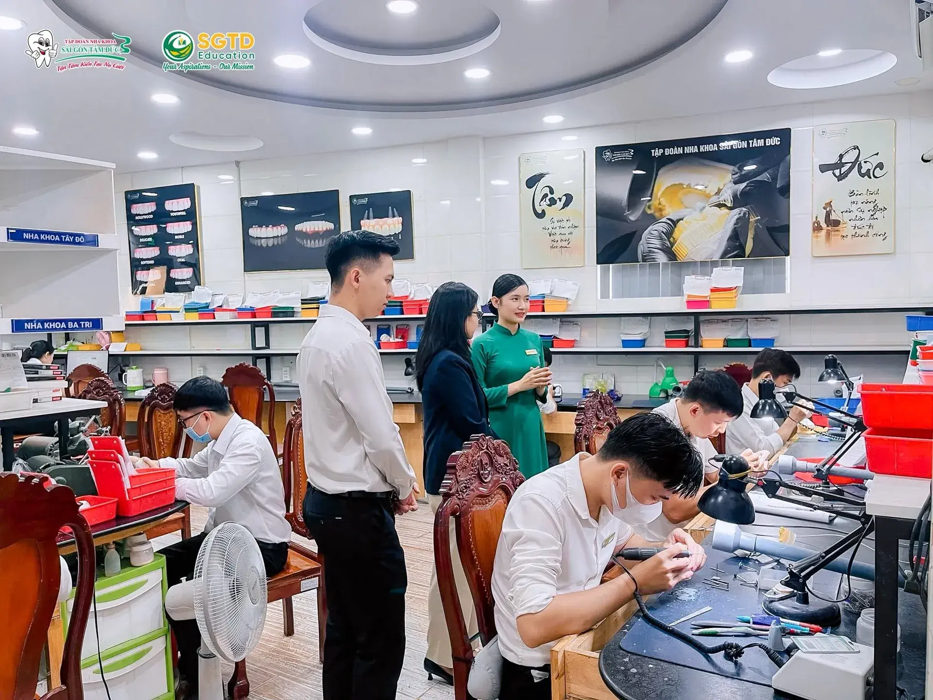 Chuyến tham quan tiếp tục qua các khu vực chuyên môn khác