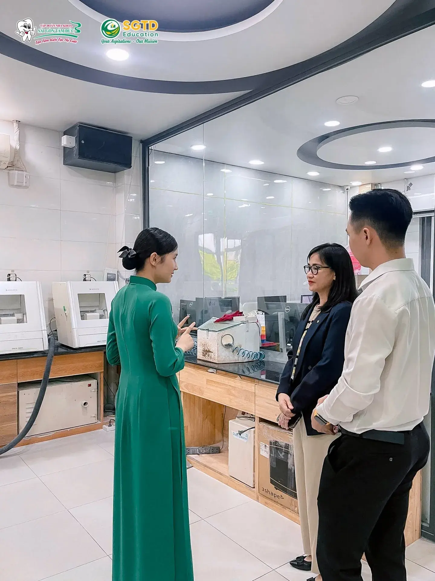 Trao đổi bên lề trong chuyến tham quan hệ thống