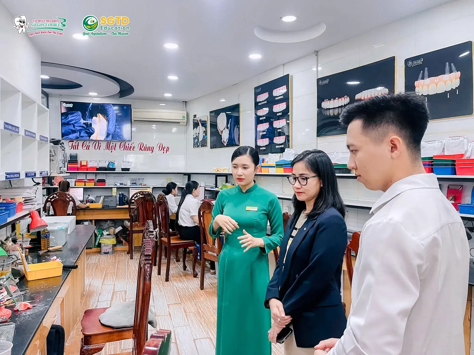 Khu vực kỹ thuật với khẩu hiệu Tất Cả Vì Một Chiếc Răng Đẹp