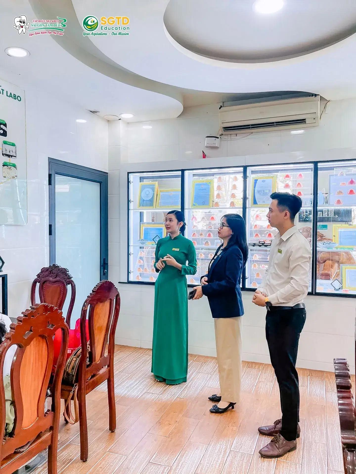 Đoàn khách tìm hiểu cách tổ chức công việc theo từng khu vực