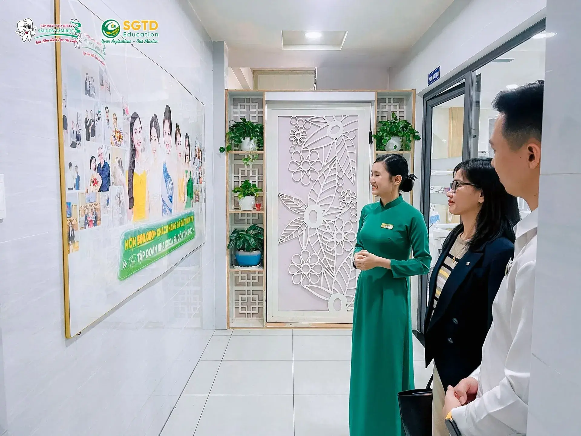 Đoàn khách dừng lại trước bức tường ảnh khách hàng của tập đoàn