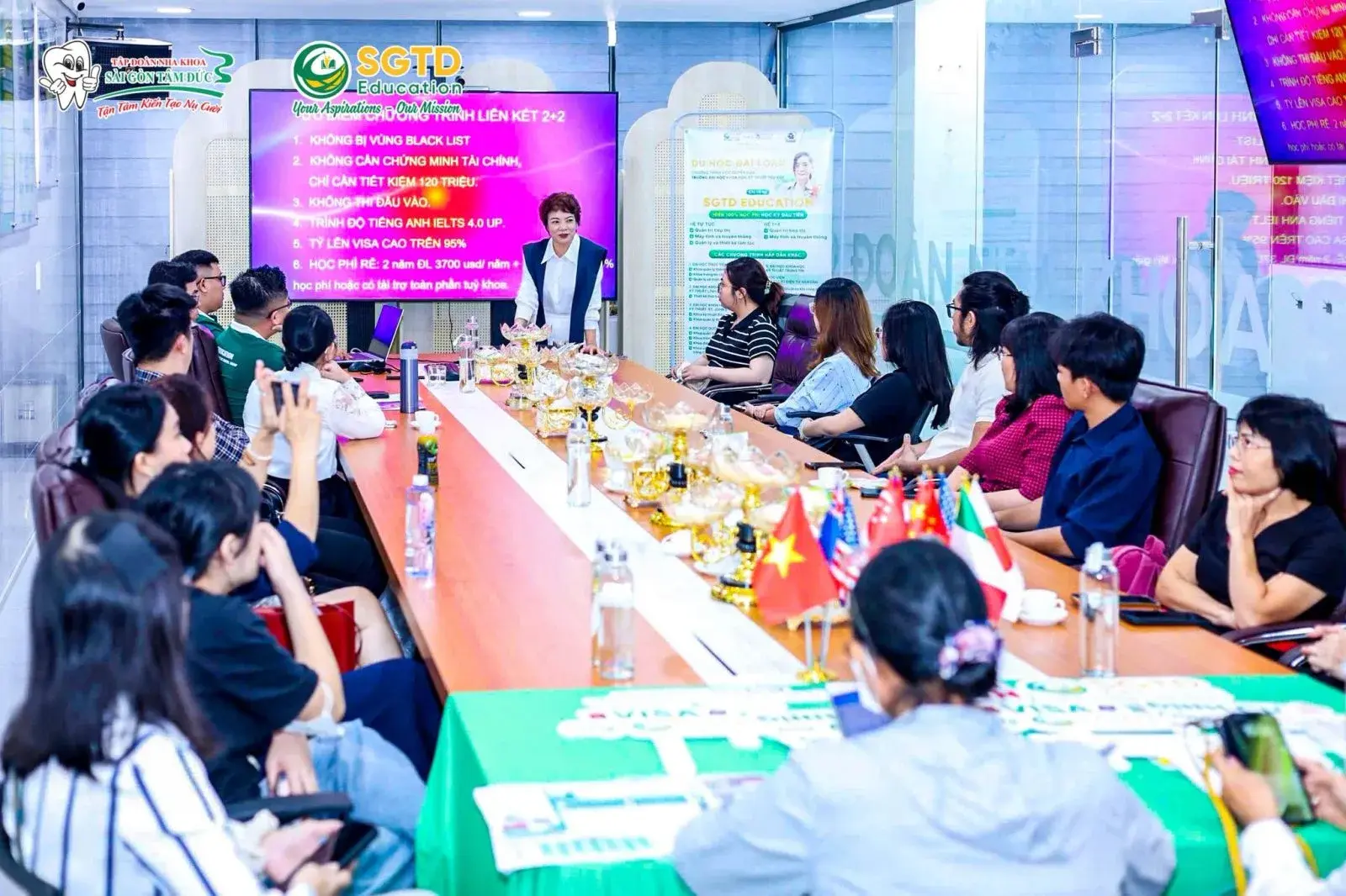 Phụ huynh và học sinh lắng nghe chuyên gia tư vấn lộ trình du học Đài Loan