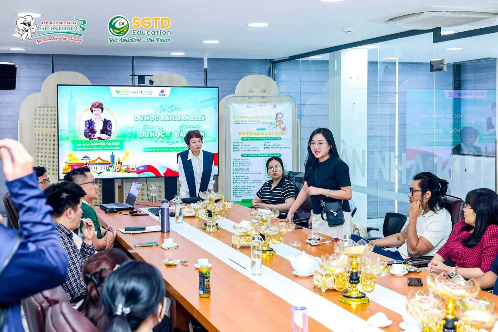 Học sinh nhận tài liệu và thông tin học bổng Đài Loan
