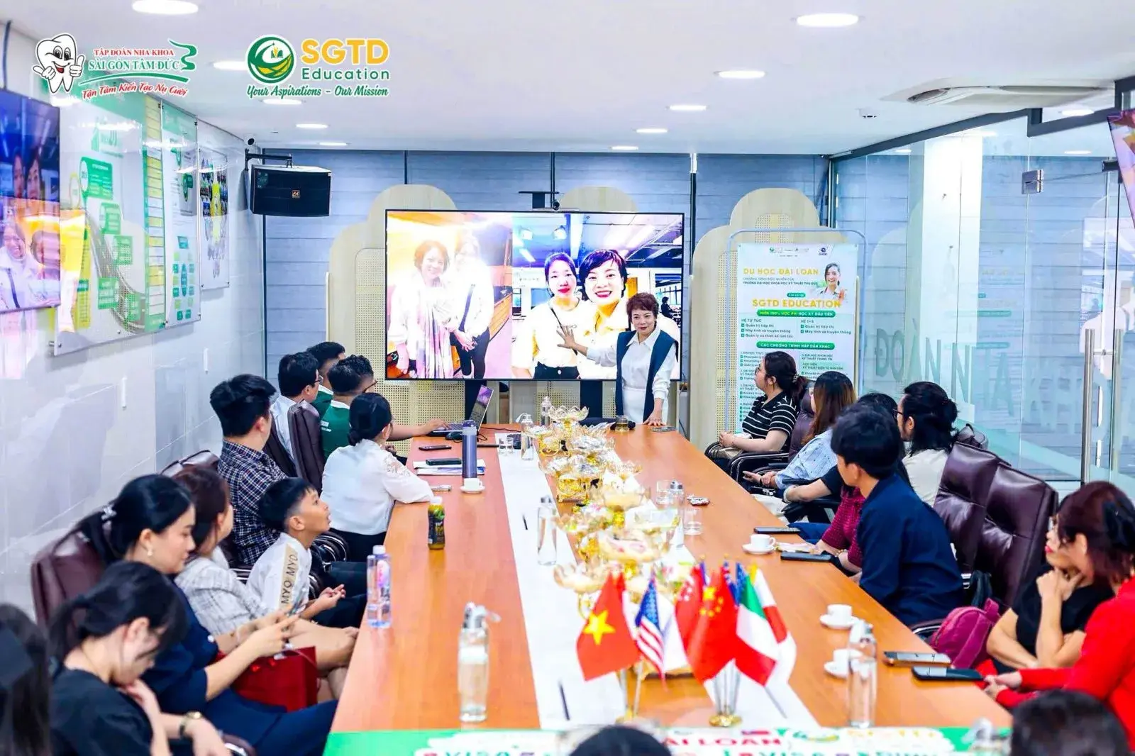 Phụ huynh và học sinh trao đổi sau toạ đàm