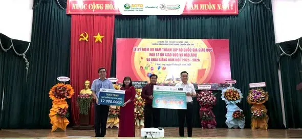 Trao học bổng tại lễ khai giảng