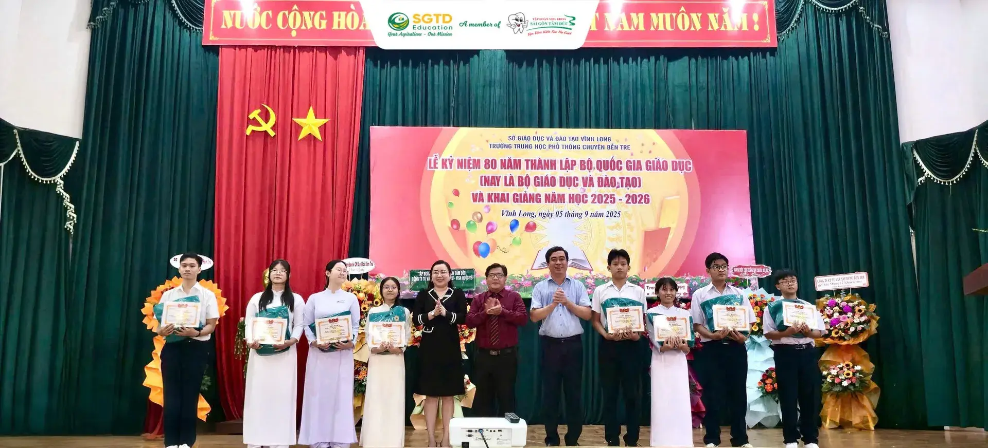 Trao học bổng tại Trường THPT Chuyên Nguyễn Thiện Thành