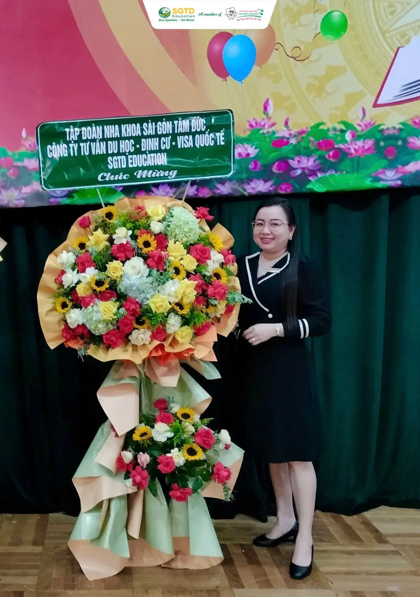Học sinh nhận suất học bổng từ đơn vị tài trợ